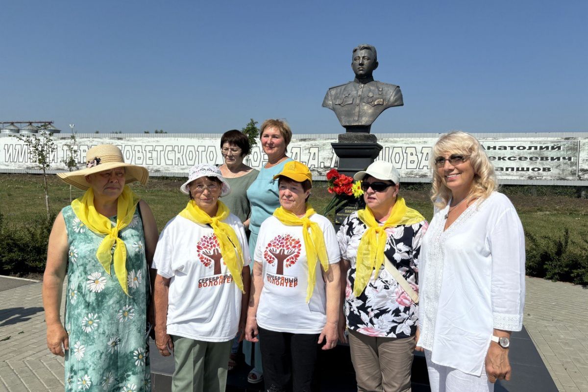 «Серебряные» волонтеры Октябрьского района почтили память защитников Отечества