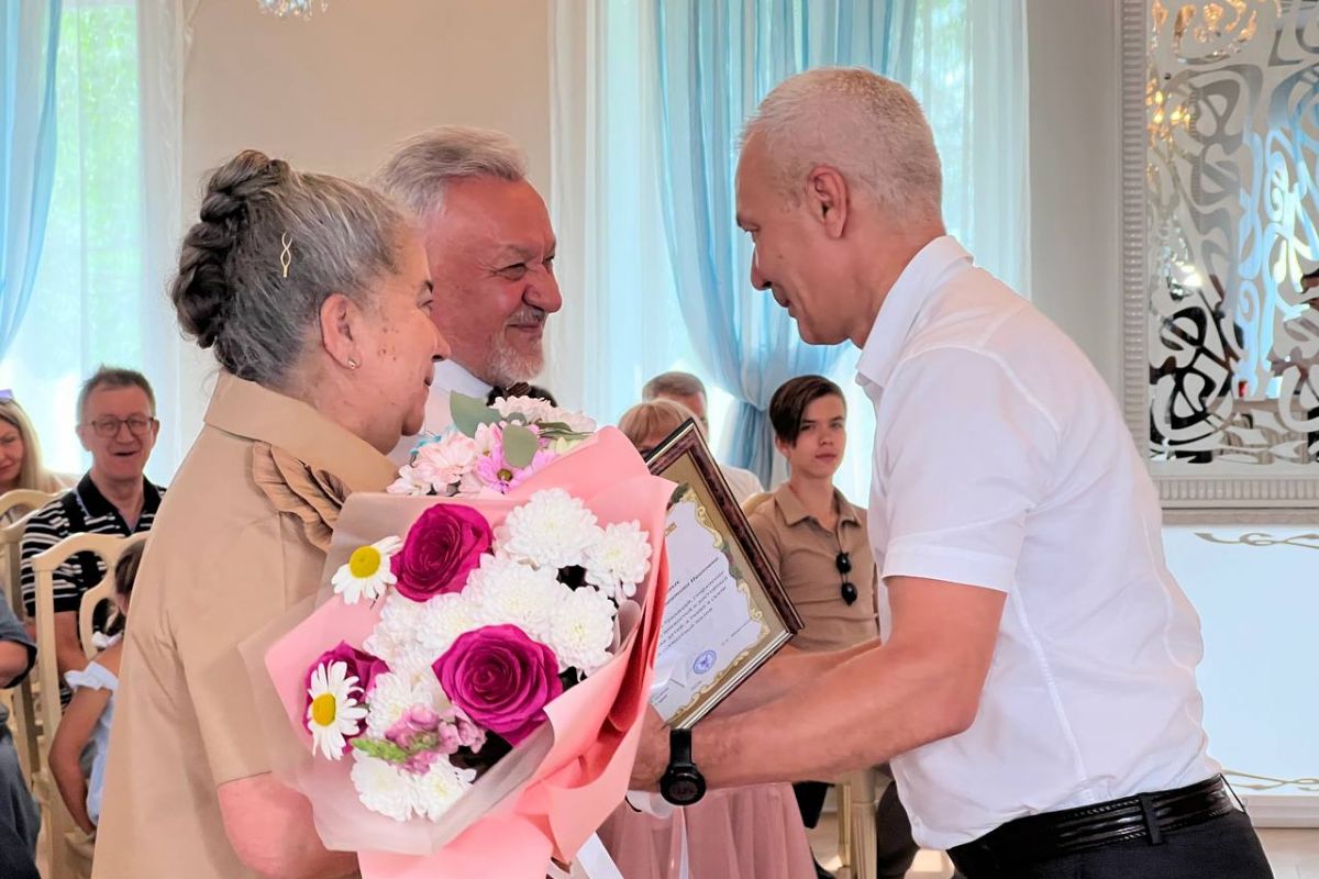 Партийцы поздравили забайкальскую семью с золотой свадьбой | 09.07.2024 |  Чита - БезФормата