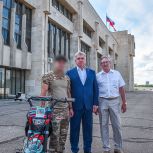 Челны своих не бросают: Наиль Магдеев передал мотоцикл военнослужащему