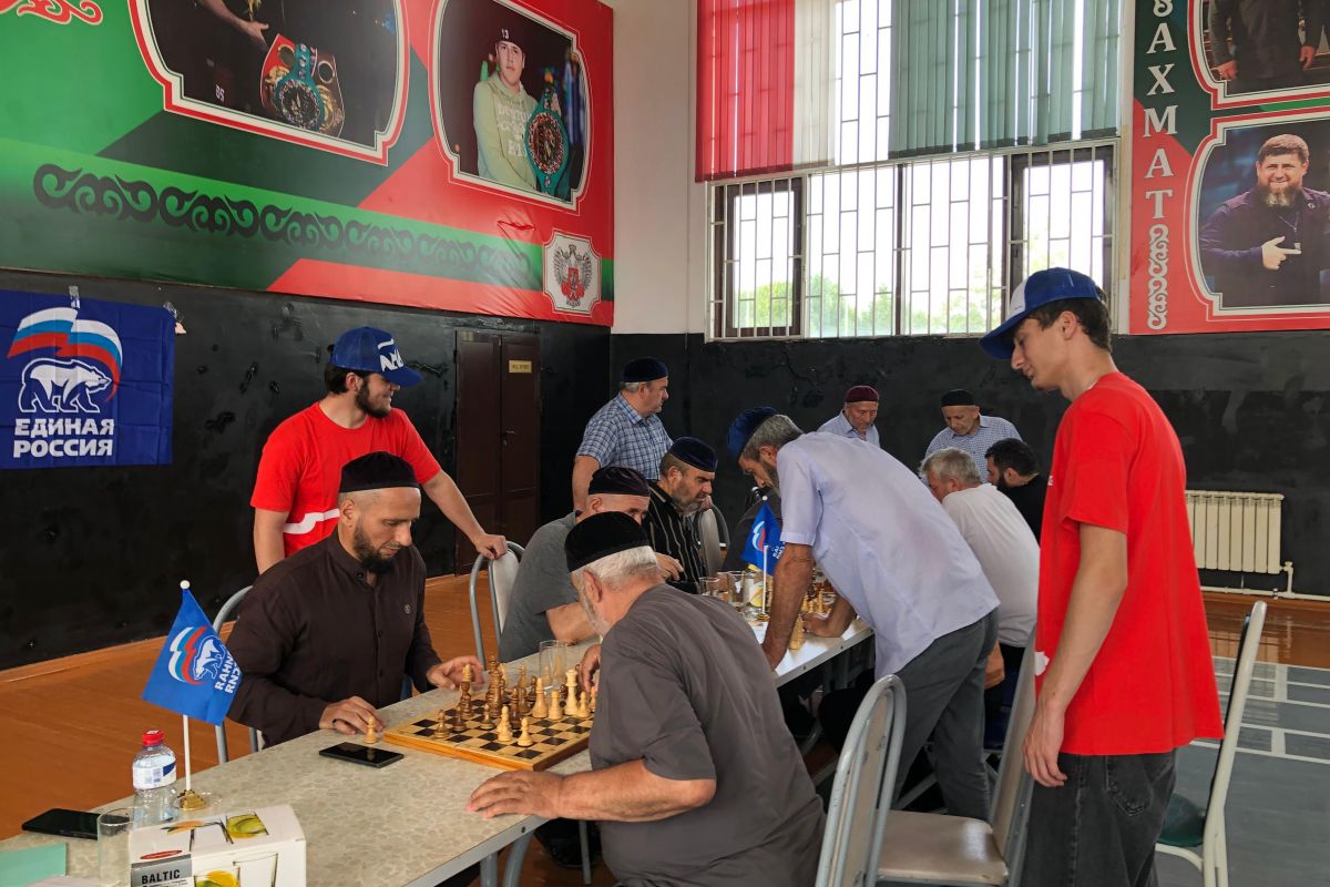 В Курчалое прошел любительский турнир по шахматам среди людей старшего поколения