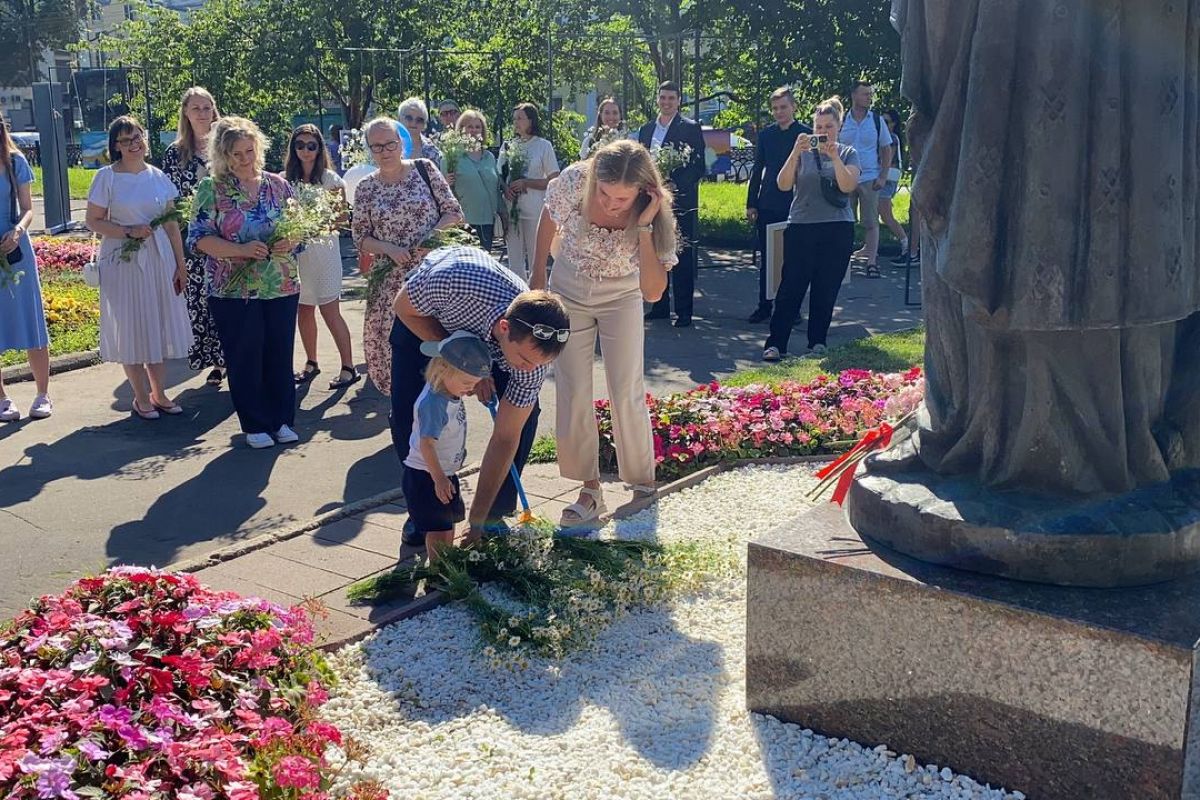 В День семьи, любви и верности активисты партии возложили цветы у памятника  святым Петру и Февронии | 08.07.2024 | Ярославль - БезФормата