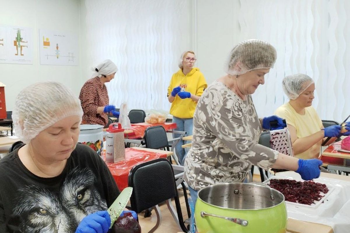 Активистки «Женского движения» в Ханты-Мансийске приготовили и отправили в зону СВО 50 порций «сухого» борща