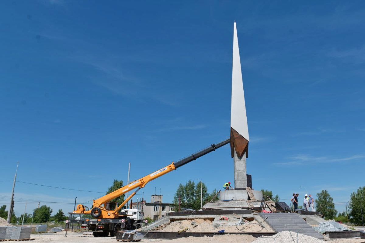 Благоустройство площади Узловой в Дзержинске с памятной стелой, посвященной присвоению звания Города трудовой доблести, завершается