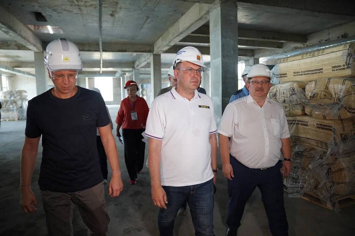 Илья Середюк проверил строительство школы в Калтане