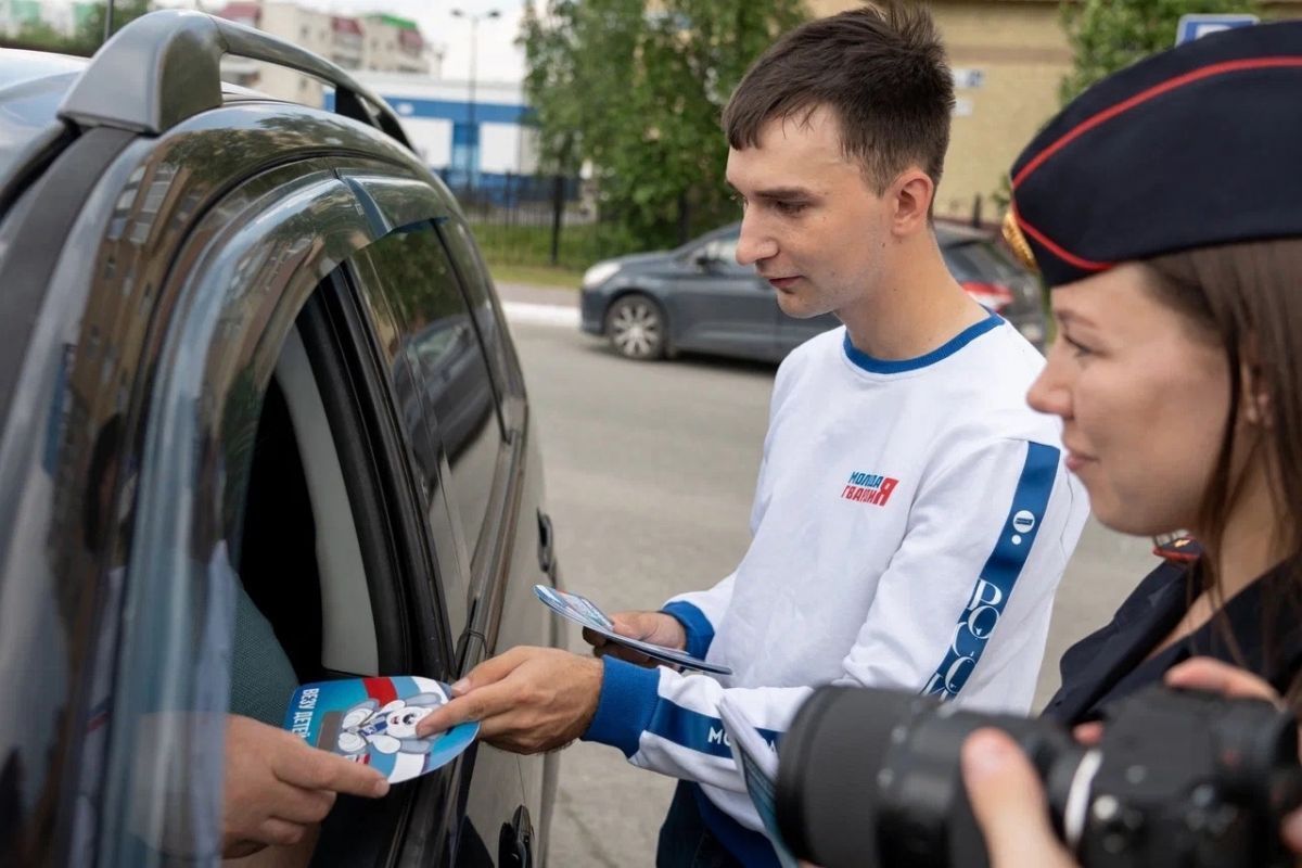 Активисты «Единой России» рассказали автолюбителям ХМАО о правилах перевозки детей.