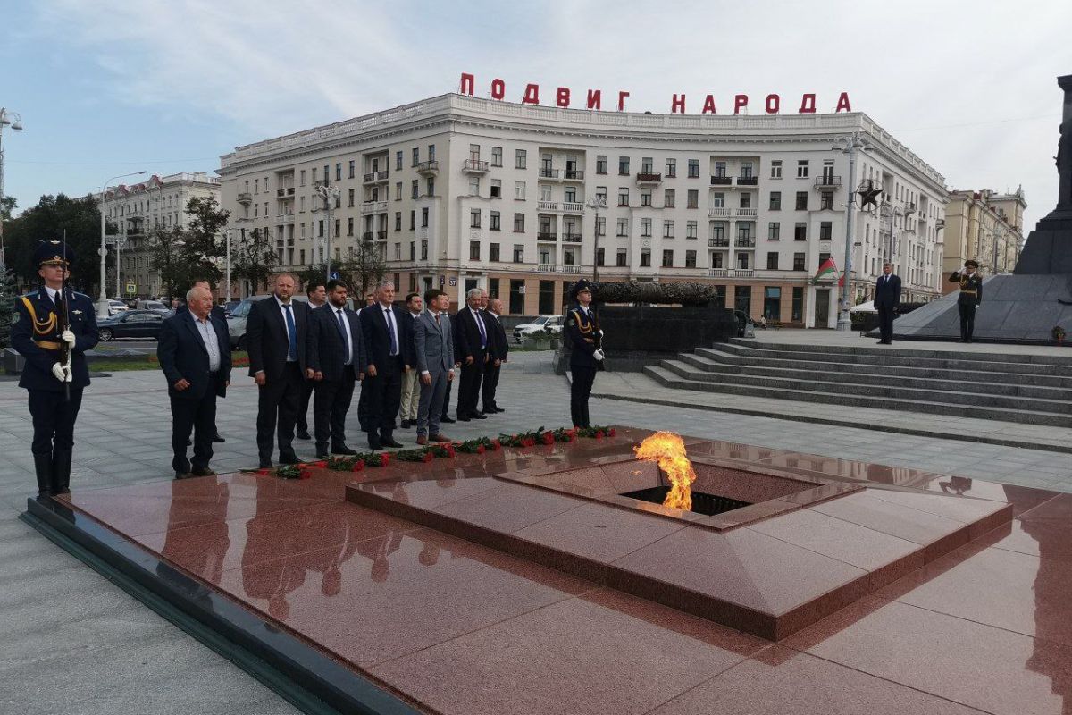 Участники делегации Чувашии возложили цветы к Монументу Победы в Минске