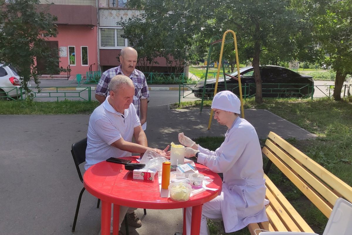 «Доктор рядом»: «Единая Россия» организовала медосмотры во дворах домов Засвияжского района
