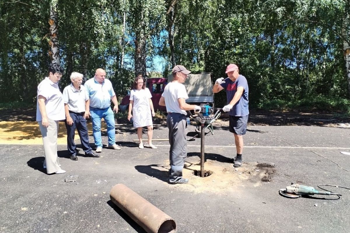 В Уваровском округе партийцы проверили ход строительства спортивной площадки