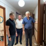 Депутат Госдумы Артем Бичаев посетил социальный центр для лиц без определённого места жительства «БОМЖ»
