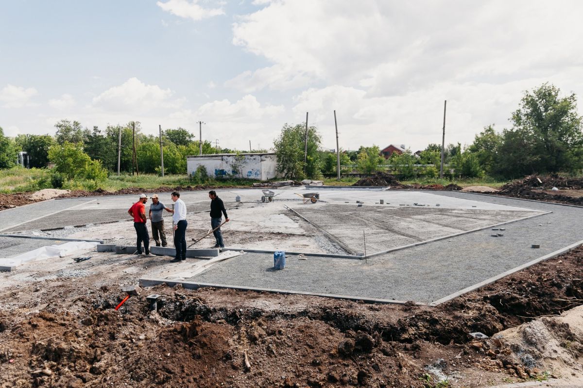 В поселке Первомайский продолжается благоустройство зоны отдыха «Ромашка»