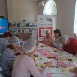 Активисты «Единой России» провели мастер-класс по росписи пряников для жителей посёлка в Челябинской области