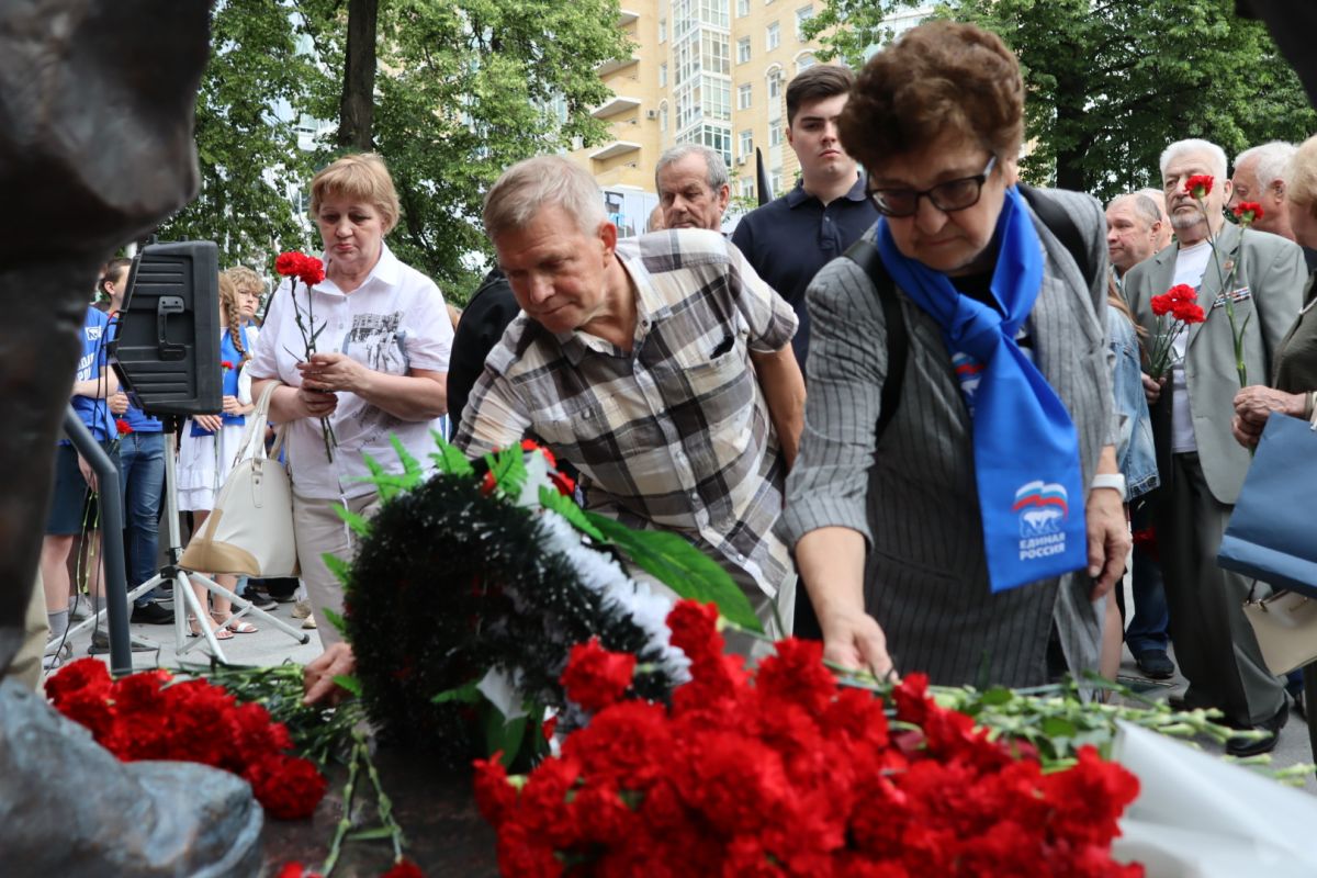 Сегодня , 1 июля, в День ветерана боевых действий состоялось возложение  венков и цветов возле памятника Русскому солдату | 01.07.2024 | Пермь -  БезФормата