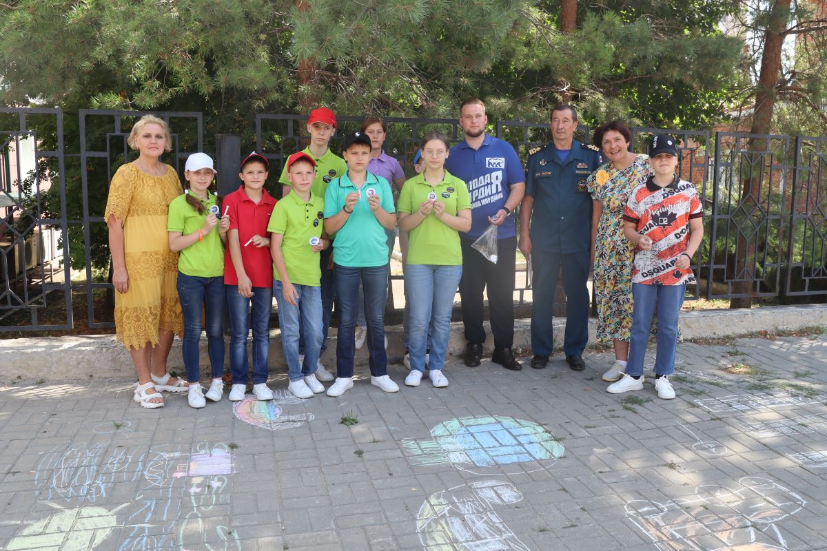 Волонтеры «Единой России» и «Молодой Гвардии» провели конкурс рисунков на асфальте «Моё безопасное лето»