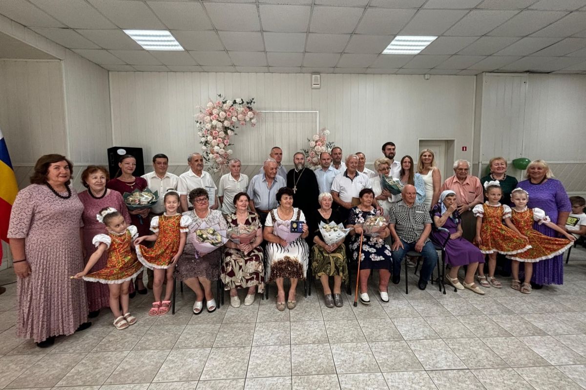 «Единая Россия» поздравила живущие вместе десятилетиями семьи в Ростове-на-Дону