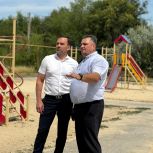 Депутат донского парламента Александр Ремета ознакомился с новым игровым пространством для детей в поселке Веселовского района