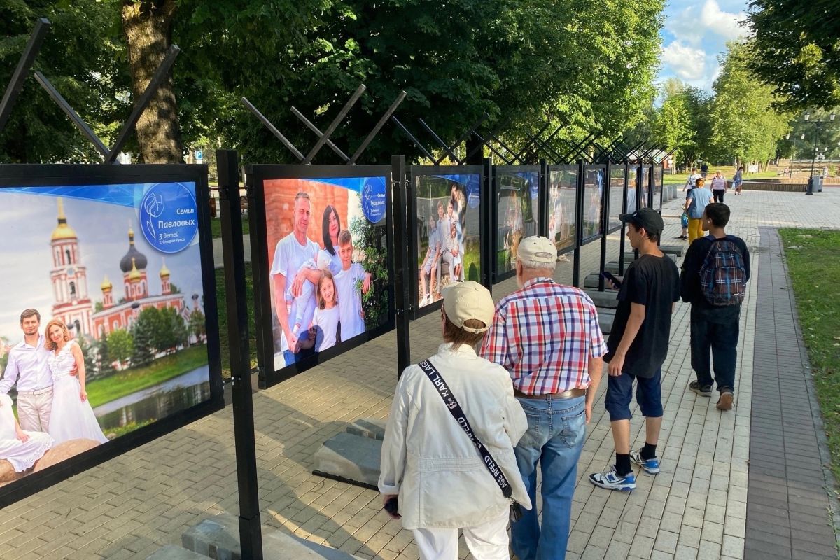 Фотовыставка многодетных семей появилась в Старой Руссе | 05.07.2024 | Великий  Новгород - БезФормата