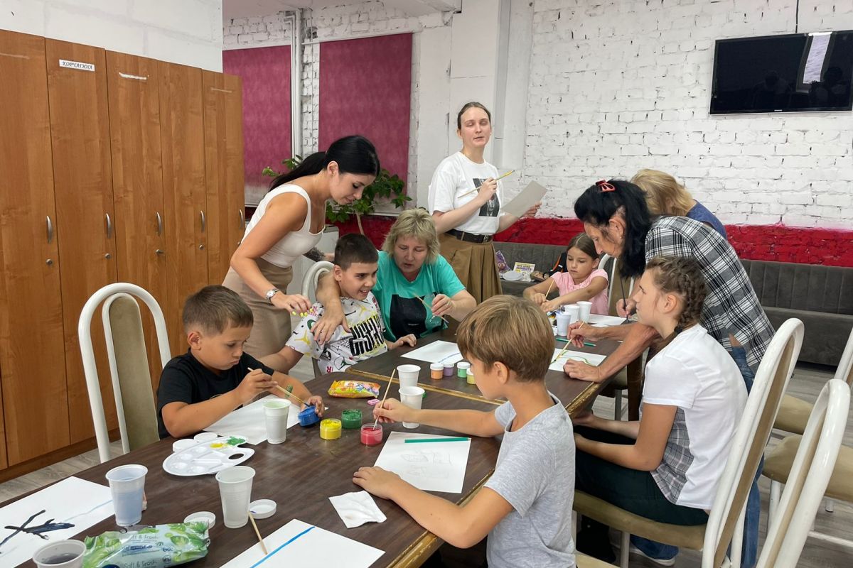 Активисты партии «Единая Россия» в Волжском районе организовали мастер - класс по рисованию для «особенных детей»
