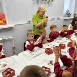 В Тамбове «Единая Россия» организовала экскурсию для детей участников СВО на кондитерскую фабрику