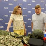 Сегодня, 2 июля, первый заместитель секретаря реготделения Вячеслав Григорьев передал матери бойца бронежилет, баллистический шлем и два противоосколочных одеяла для отправки в зону СВО