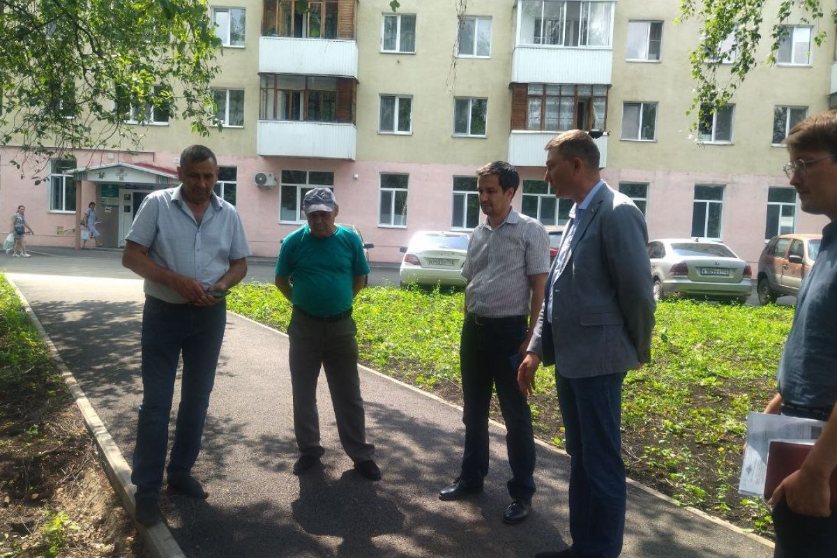 Депутата Горсовета Уфы Адель Измайлов проверил ремонт двора