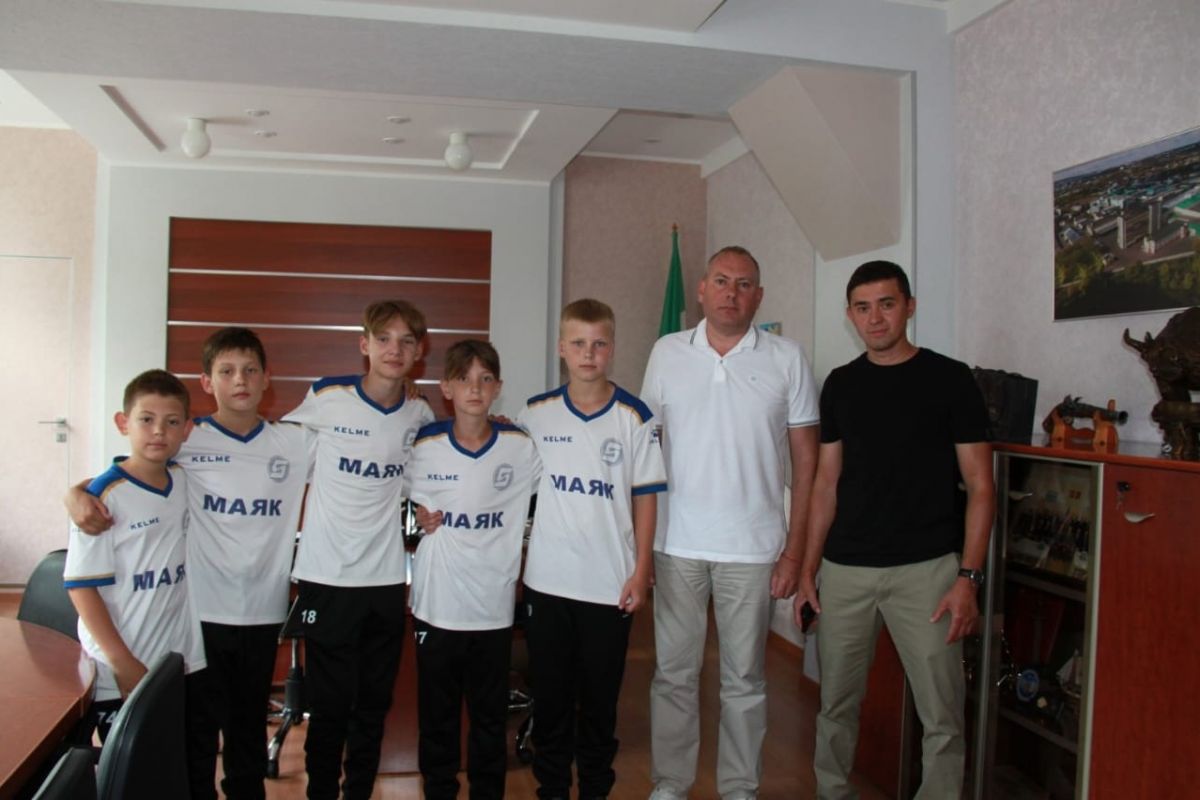Владимир Вдонин оказал содействие в организации поездки юных футболистов в детский оздоровительный лагерь «Заря»