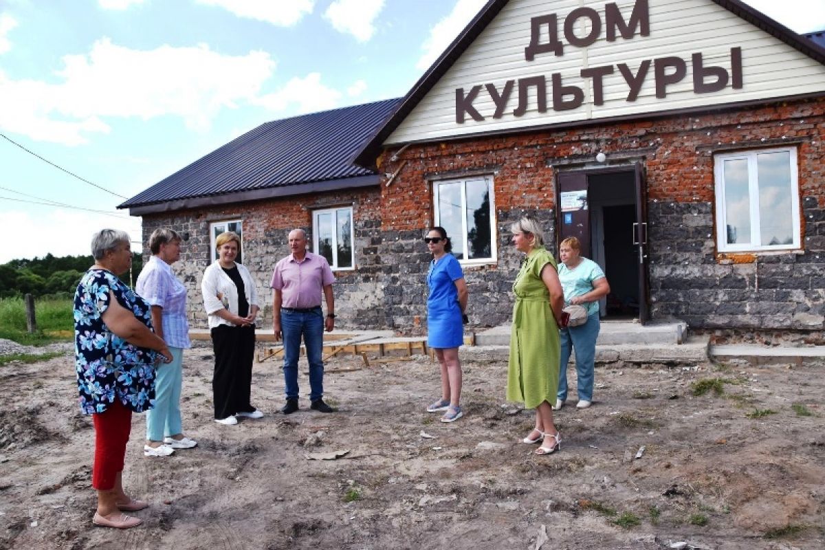 Партийный десант побывал в деревне Манино Людиновского района