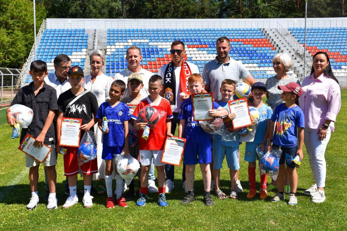 Александр Легков посетил тренировку детской футбольной команды в Пушкинском
