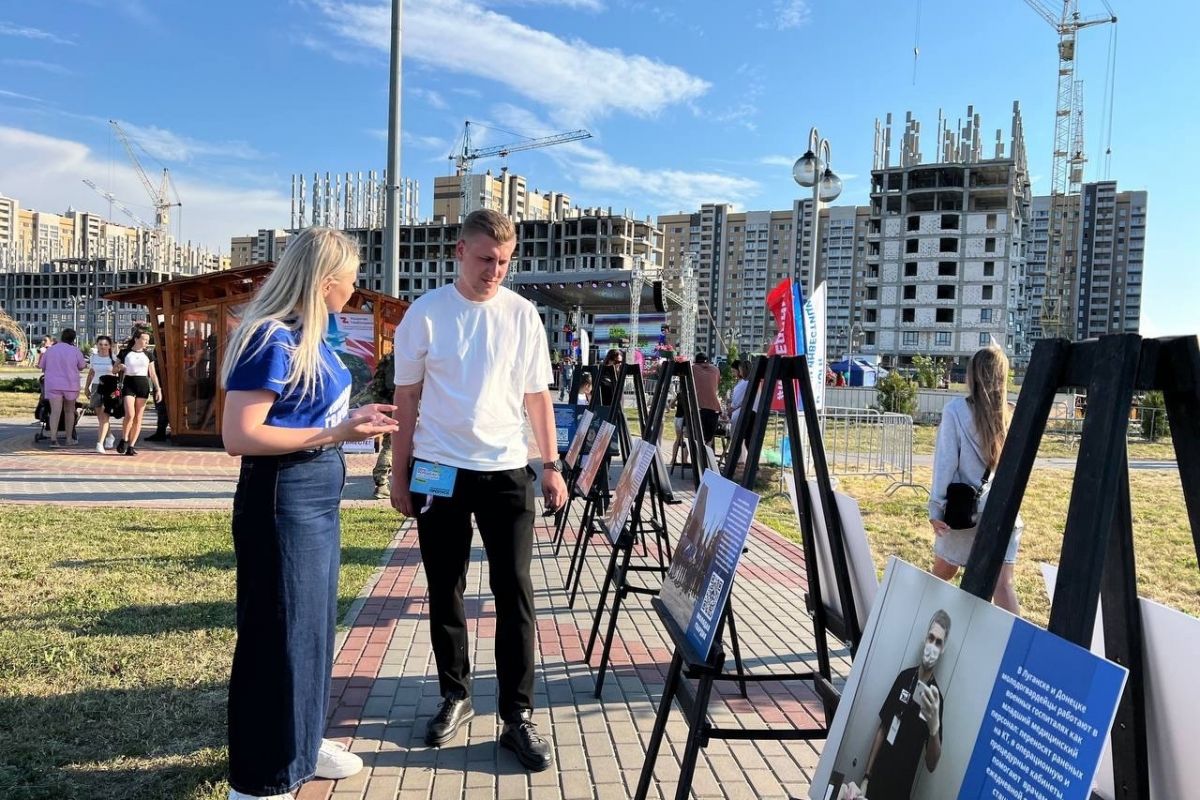 В День молодежи тамбовские молодогвардейцы открыли выставку про  гуманитарные миссии на Донбасс | 01.07.2024 | Тамбов - БезФормата