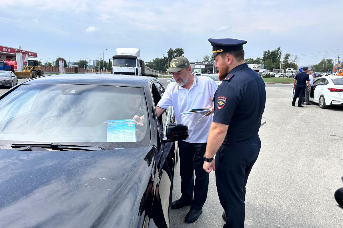 В Чечне активисты «Единой России» рассказали автомобилистам о правилах перевозки детей