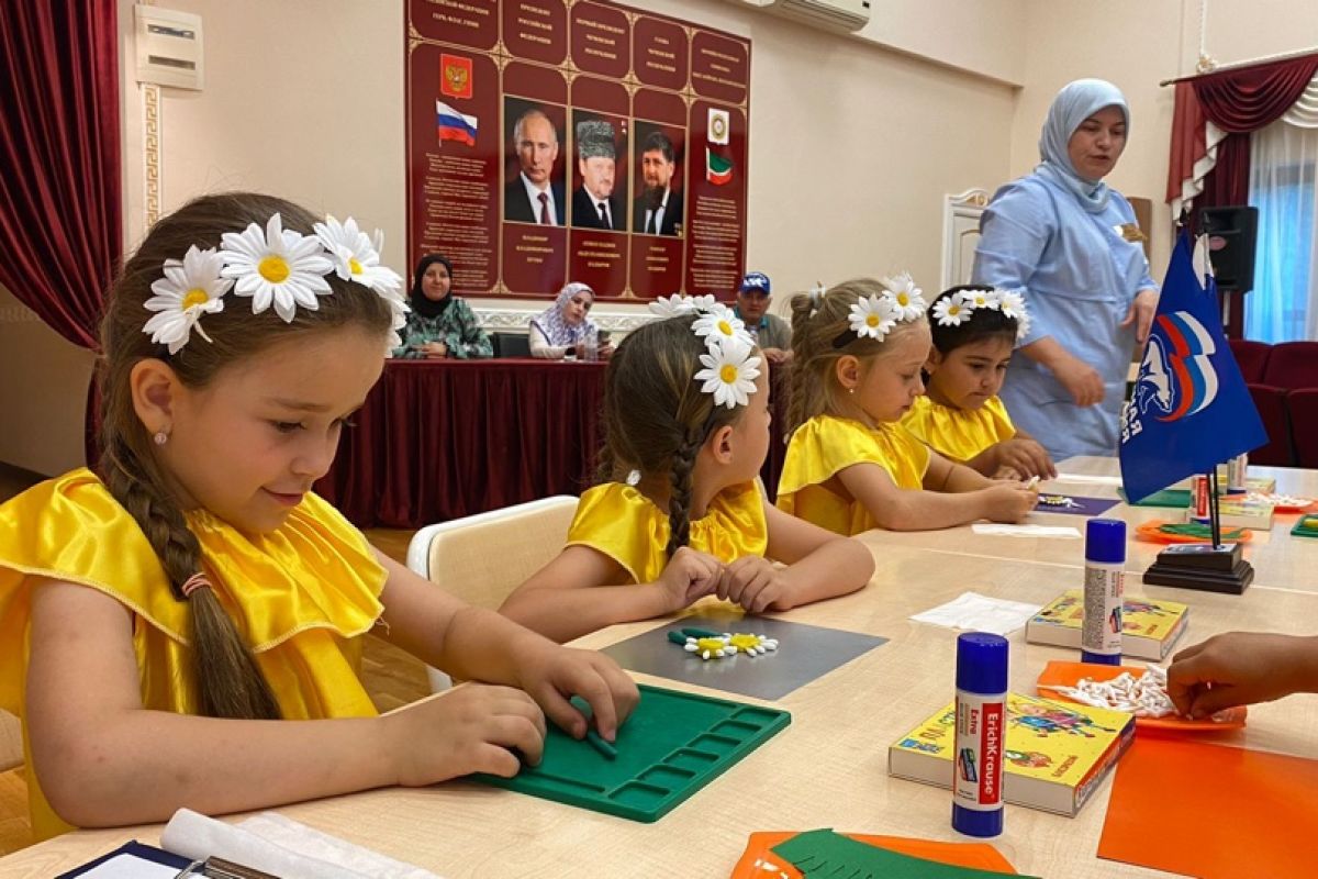 В детских садах Чеченской Республики прошла акция «Ромашка — символ любви, семьи и верности»