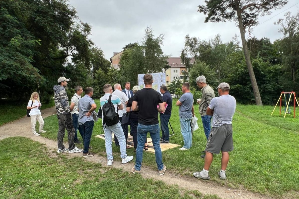 В Янтарном начались подготовительные работы по благоустройству сквера  «Молодёжный»