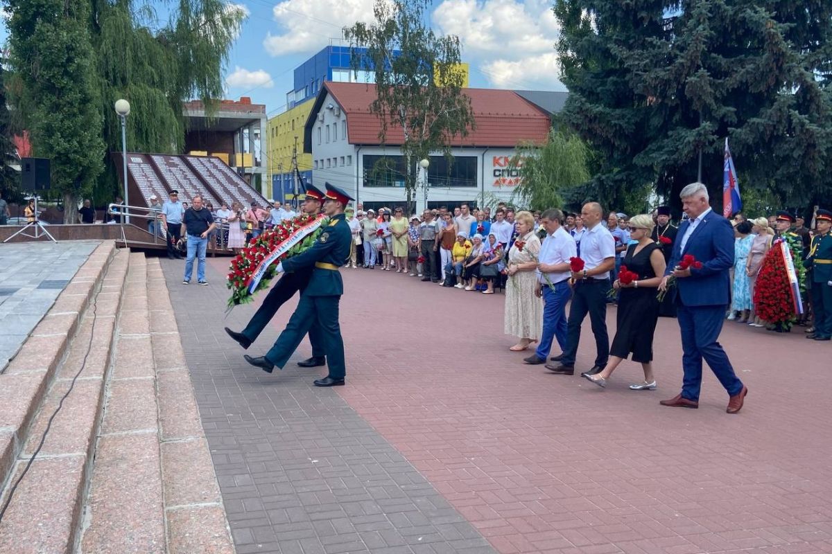 В Курске в День ветеранов боевых действий прошла церемония возложения цветов и венков к памятнику «Скорбящая мать»