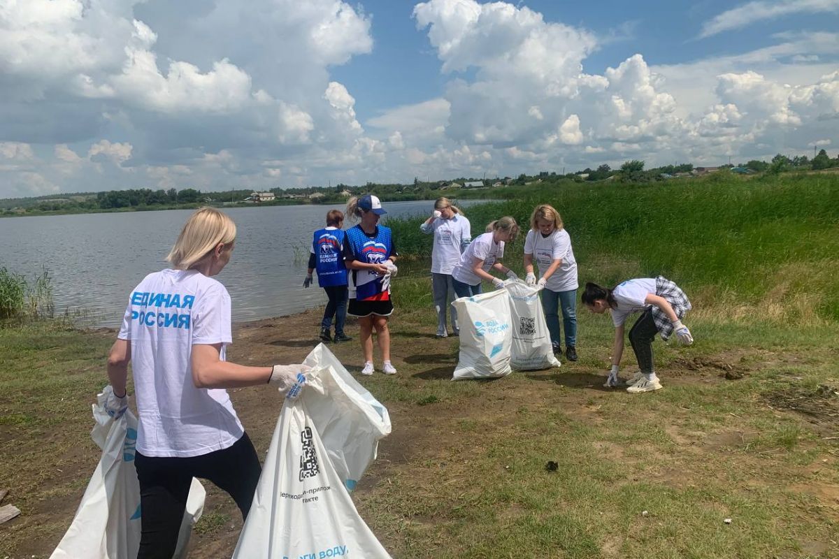 В Еманжелинске провели экосубботник