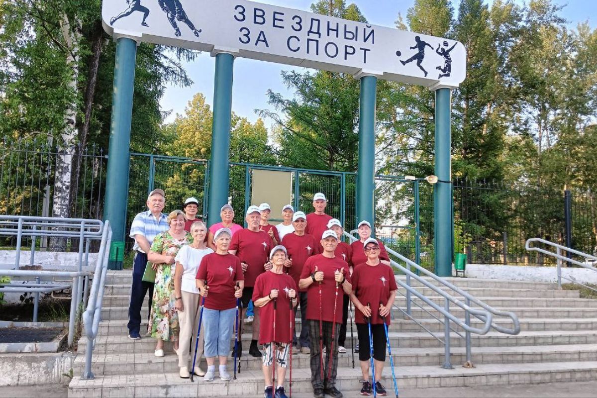 В ЗАТО Звёздный в рамках партпроекта «Старшее поколение» прошёл мастер-класс по скандинавской ходьбе