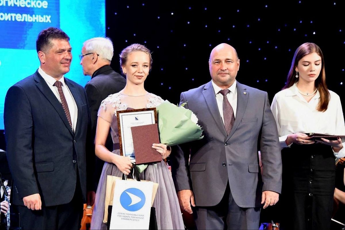 В театре имени Луначарского чествовали краснодипломников СевГУ | 16.07.2024  | Севастополь - БезФормата