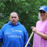 В субботнике у Дома художников приняли участие партийцы Октябрьского местного отделения