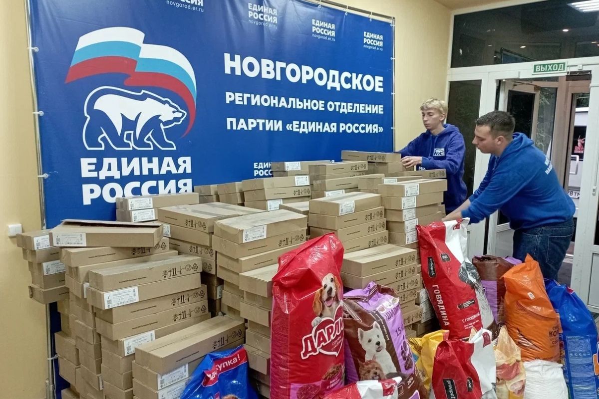 «Единая Россия» отправила из Новгородской области первую партию кормов для животных Курской области