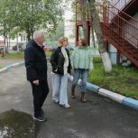 В Североморске «партийный десант» проверил ход работ по обустройству игровой площадки
