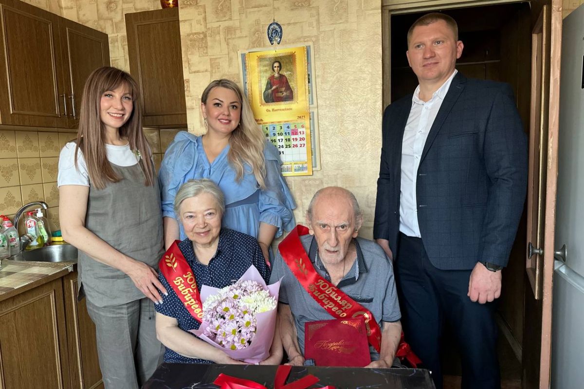 Депутат Лариса Картавцева поздравила пару, прожившую вместе в браке 60 лет