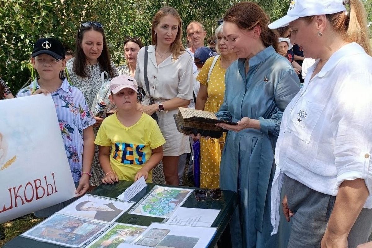 Единороссы поздравили семьи участников СВО с Днем семьи, любви и верности