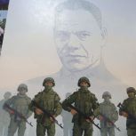 «Единая Россия» организовала выставку картин в поддержку участников СВО