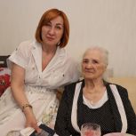 Единороссы поздравили со 100-летним юбилеем Почетного гражданина Курска Надежду Есину
