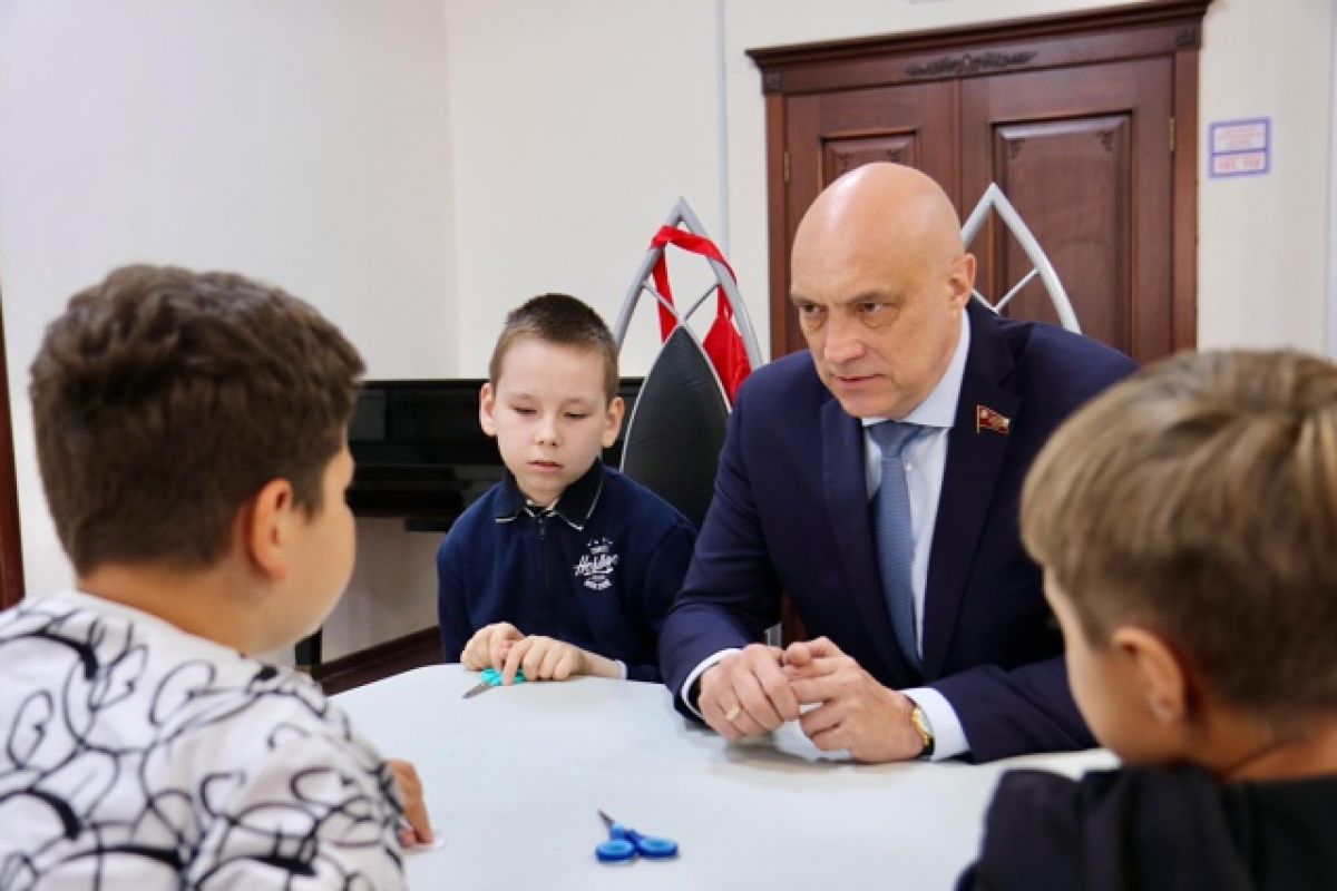 Безопасное лето: Единороссы в Солнечногорске организовали для детей лекцию и мастер-класс по правилам безопасности на дороге