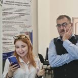 Журналист из ЮАР с миллионной аудиторией в соцсетях посетил в Донецке выставку «Война чужими руками», созданную при поддержке «Единой России»