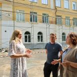 Анна Соломеина проинспектировала, как идет ремонт в школе №20 Каменска-Уральского