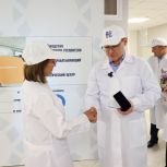 Владимир Якушев вручил партбилеты «Единой России» сотрудникам молочного комбината в Оренбуржье