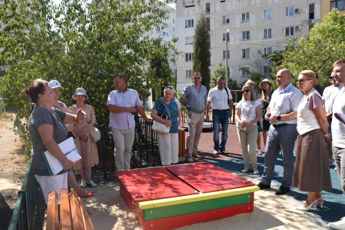На улице Александра Косарева обновили детскую площадку