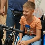 Единороссы Колпинского района помогли школьнику с ОВЗ получить техническое средство реабилитации