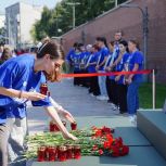 Активисты «Молодой Гвардии Единой России» и «Волонтёрской Роты» провели акции памяти детей - жертв войны в Донбассе