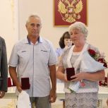Евгений Зяблицев вручил свердловчанам знаки отличия Свердловской области «Совет да любовь» и «Материнская доблесть III степени»